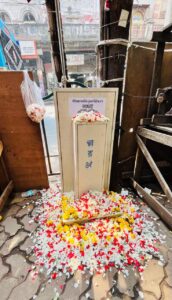 শহীদ বেদিতে পুষ্পার্ঘ্য